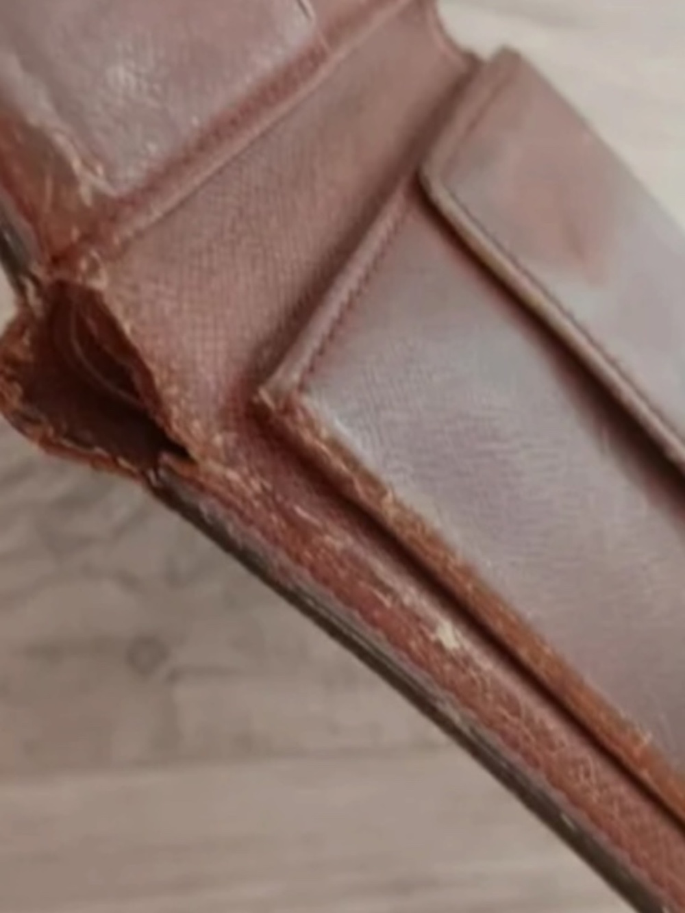 Louis Vuitton Men’s Bifold Wallet Monogram Canvas/ Multiple Card Holders - Picture 8 of 12